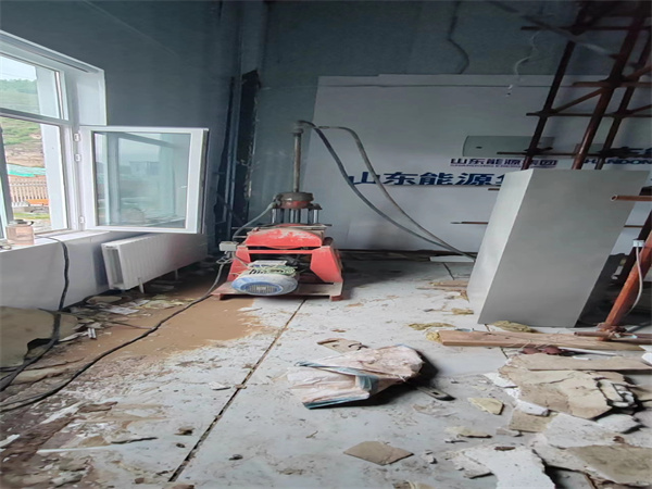 南宝镇地基基础下沉墙体裂缝加固注浆顶升施工